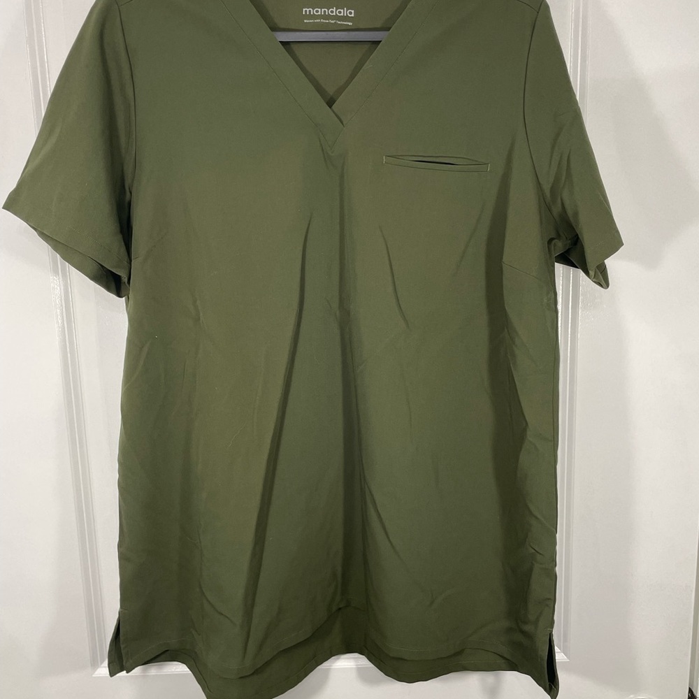 Womens Mandala Olive Green V-Neck Shirt Size Large CB-115